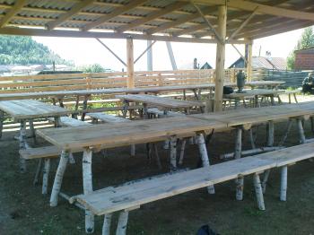 Столы для приёма пищи на площадке